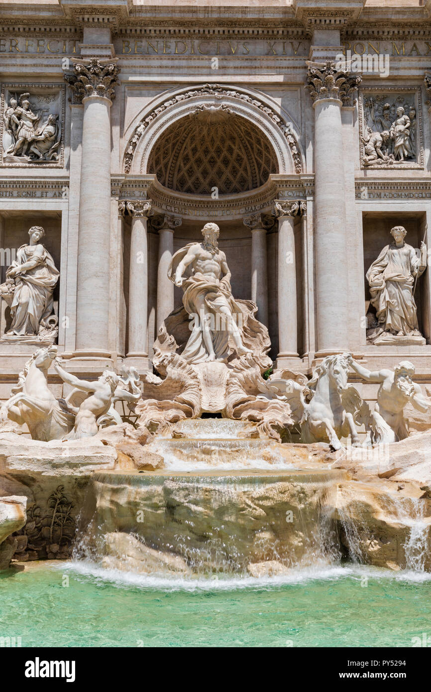 Zentrale Sicht auf den Trevi-Brunnen in Rom, Latium, Italien Stockfoto