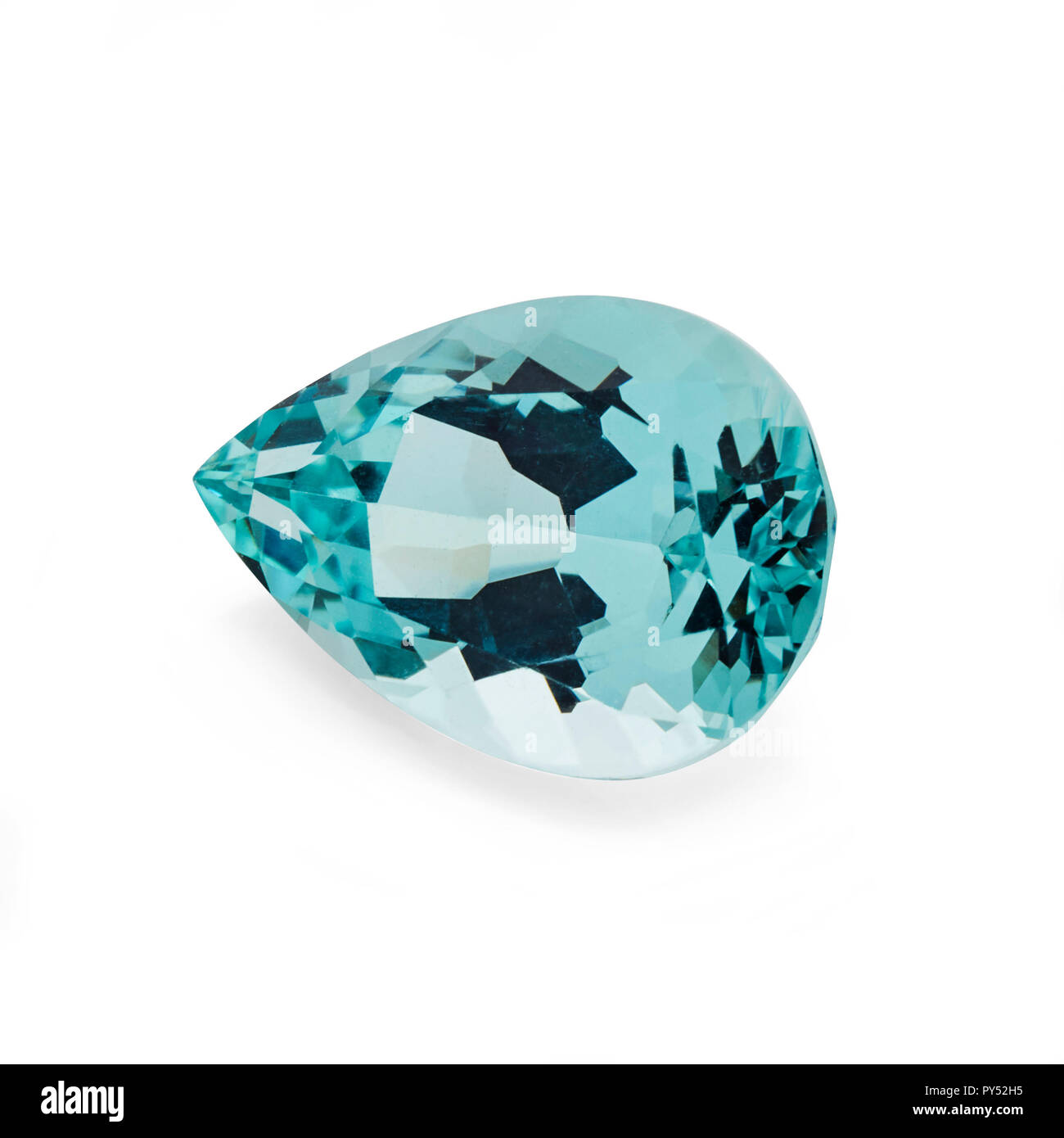 4 Karat Aquamarin birnenförmig Stein auf weißem Hintergrund Stockfoto