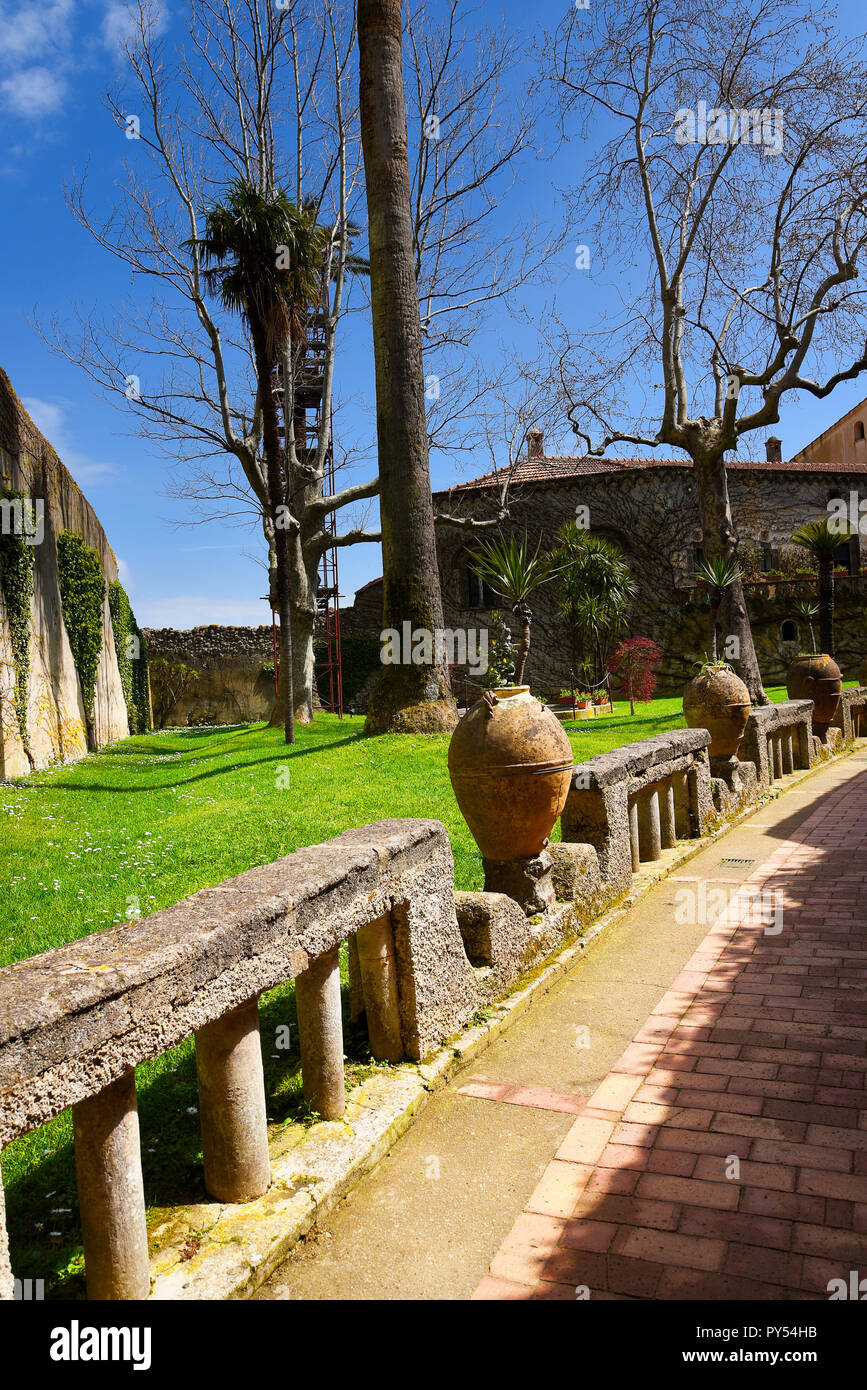 Ravello ist hoch über der Amalfiküste im Süden Italiens. Die Villa Cimbrone verdankt seinen Charme auf die außerordentliche Schönheit des Ortes und die Aussicht Stockfoto