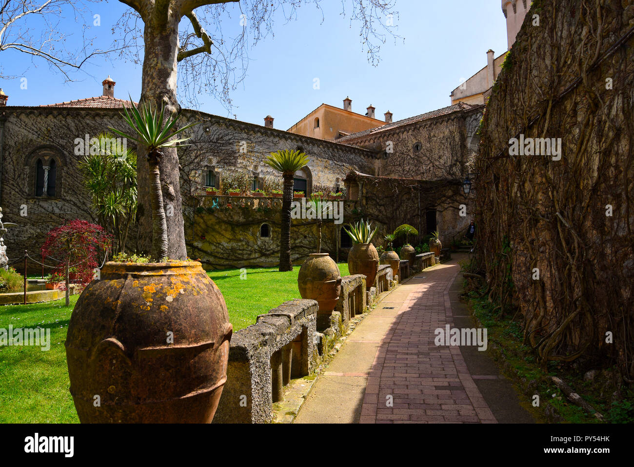 Ravello ist hoch über der Amalfiküste im Süden Italiens. Die Villa Cimbrone verdankt seinen Charme auf die außerordentliche Schönheit des Ortes und die Aussicht Stockfoto