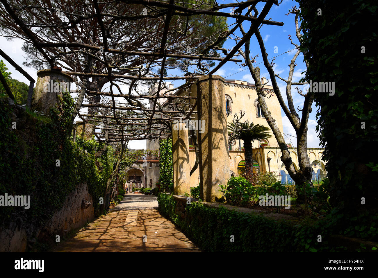 Ravello ist hoch über der Amalfiküste im Süden Italiens. Die Villa Cimbrone verdankt seinen Charme auf die außerordentliche Schönheit des Ortes und die Aussicht Stockfoto
