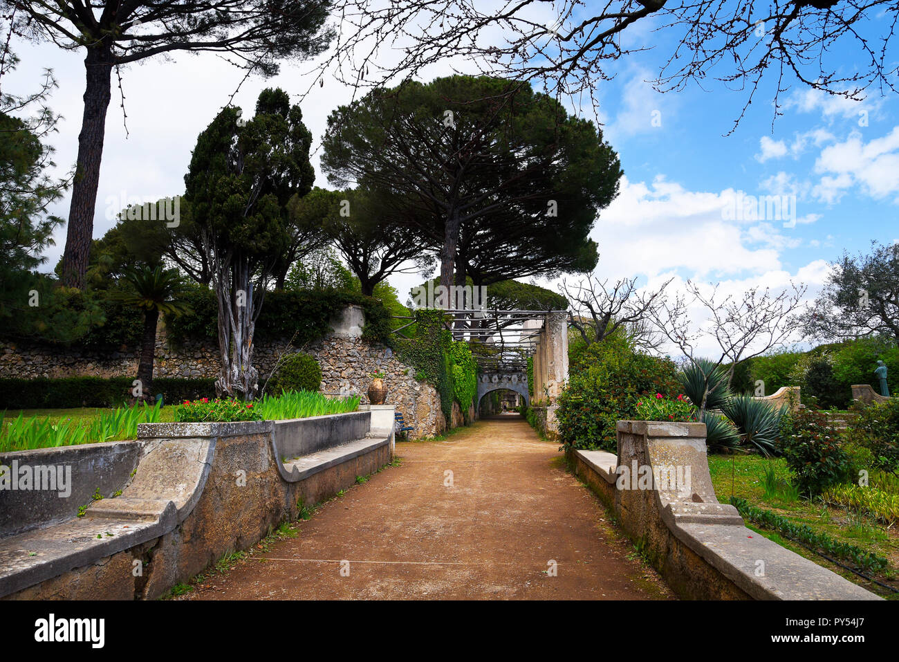 Ravello ist hoch über der Amalfiküste im Süden Italiens. Die Villa Cimbrone verdankt seinen Charme auf die außerordentliche Schönheit des Ortes und die Aussicht Stockfoto