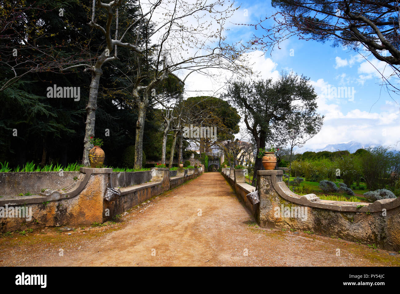 Ravello ist hoch über der Amalfiküste im Süden Italiens. Die Villa Cimbrone verdankt seinen Charme auf die außerordentliche Schönheit des Ortes und die Aussicht Stockfoto