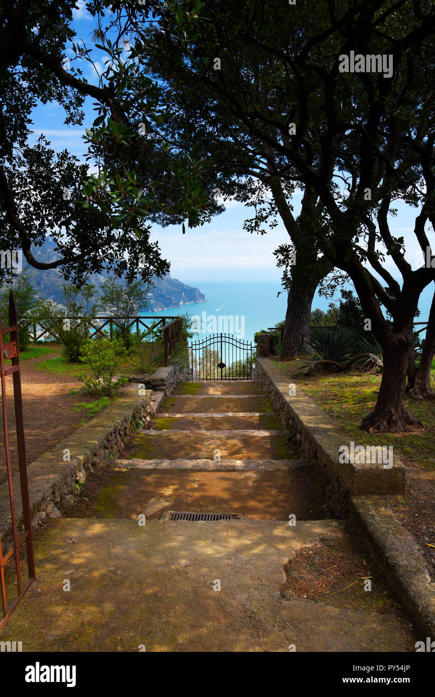 Ravello ist hoch über der Amalfiküste im Süden Italiens. Die Villa Cimbrone verdankt seinen Charme auf die außerordentliche Schönheit des Ortes und die Aussicht Stockfoto