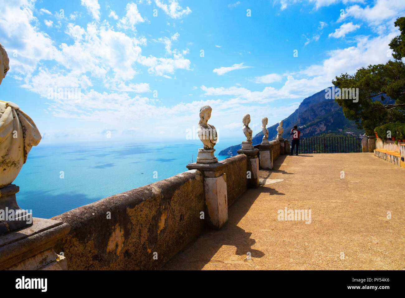Ravello ist hoch über der Amalfiküste im Süden Italiens. Die Villa Cimbrone verdankt seinen Charme auf die außerordentliche Schönheit des Ortes und die Aussicht Stockfoto