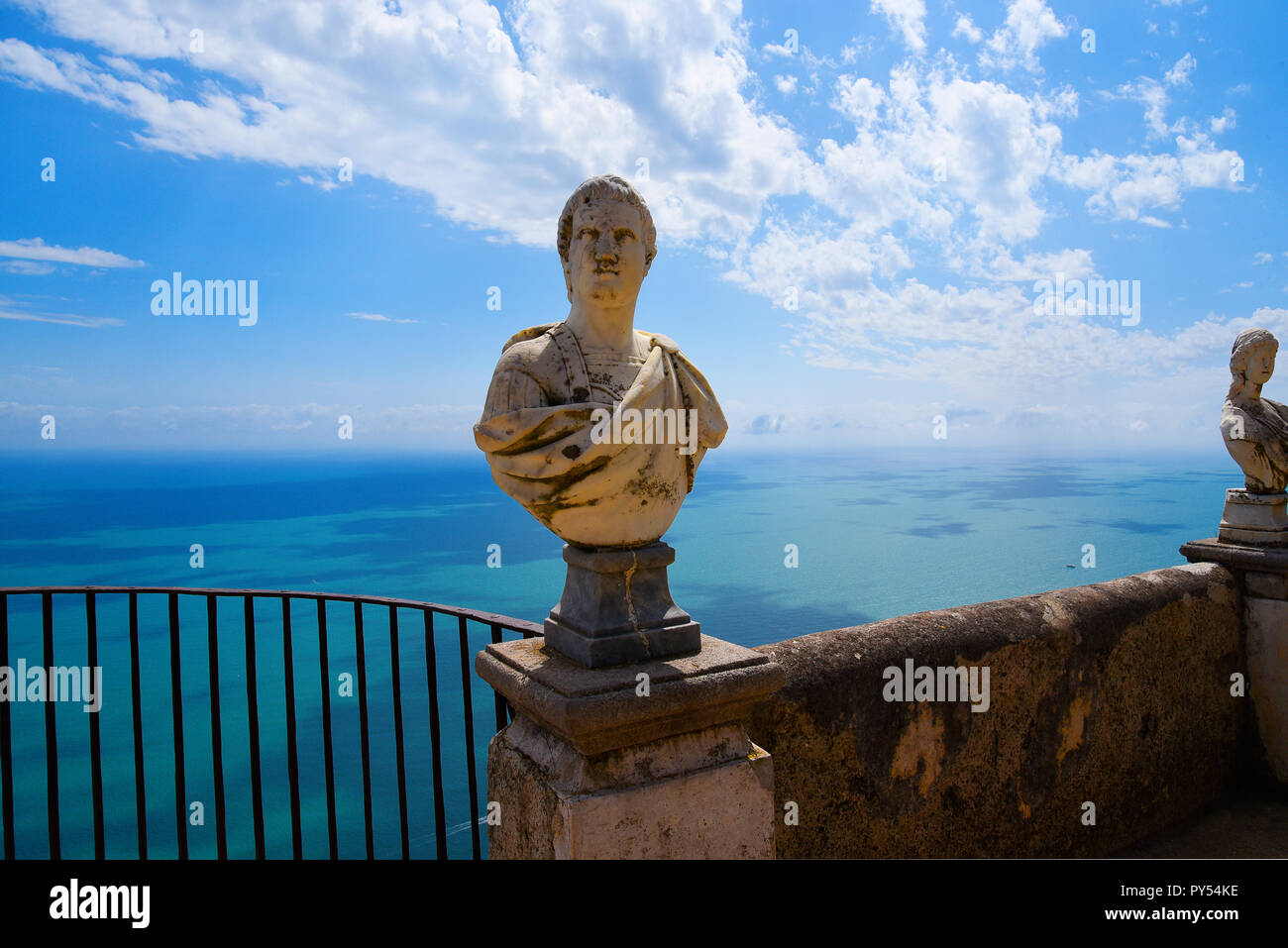 Ravello ist hoch über der Amalfiküste im Süden Italiens. Die Villa Cimbrone verdankt seinen Charme auf die außerordentliche Schönheit des Ortes und die Aussicht Stockfoto