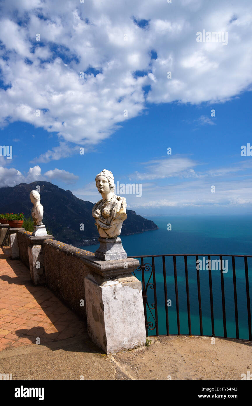 Ravello ist hoch über der Amalfiküste im Süden Italiens. Die Villa Cimbrone verdankt seinen Charme auf die außerordentliche Schönheit des Ortes und die Aussicht Stockfoto