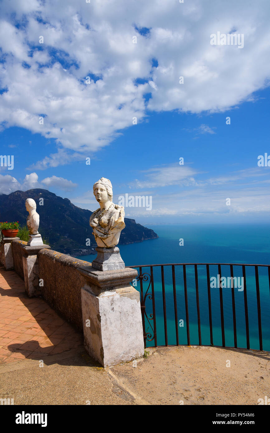 Ravello ist hoch über der Amalfiküste im Süden Italiens. Die Villa Cimbrone verdankt seinen Charme auf die außerordentliche Schönheit des Ortes und die Aussicht Stockfoto