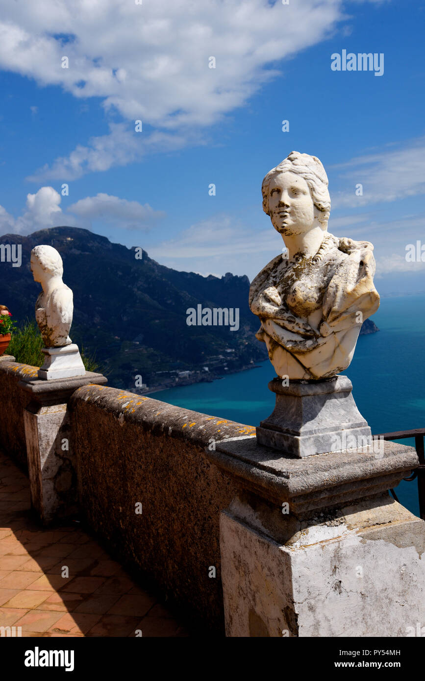 Ravello ist hoch über der Amalfiküste im Süden Italiens. Die Villa Cimbrone verdankt seinen Charme auf die außerordentliche Schönheit des Ortes und die Aussicht Stockfoto