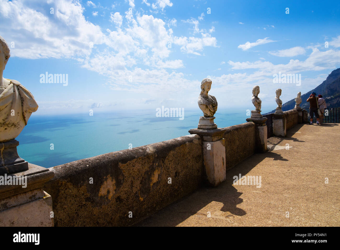 Ravello ist hoch über der Amalfiküste im Süden Italiens. Die Villa Cimbrone verdankt seinen Charme auf die außerordentliche Schönheit des Ortes und die Aussicht Stockfoto