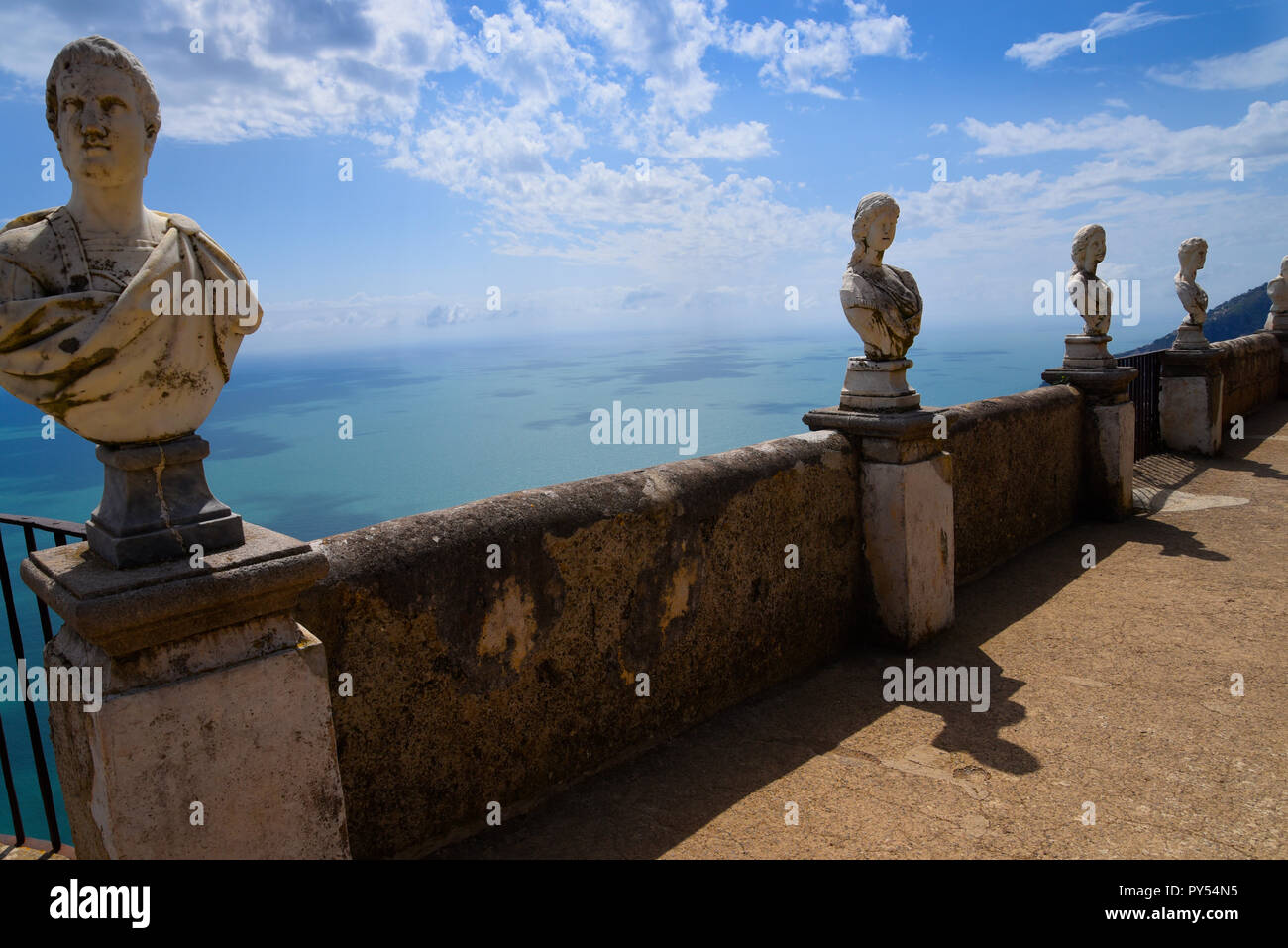 Ravello ist hoch über der Amalfiküste im Süden Italiens. Die Villa Cimbrone verdankt seinen Charme auf die außerordentliche Schönheit des Ortes und die Aussicht Stockfoto