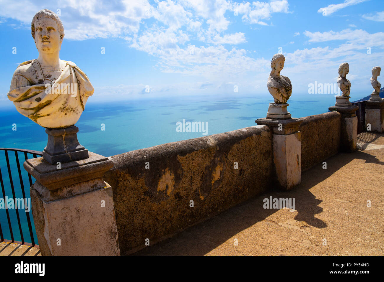 Ravello ist hoch über der Amalfiküste im Süden Italiens. Die Villa Cimbrone verdankt seinen Charme auf die außerordentliche Schönheit des Ortes und die Aussicht Stockfoto