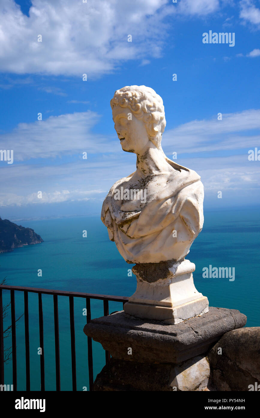 Ravello ist hoch über der Amalfiküste im Süden Italiens. Die Villa Cimbrone verdankt seinen Charme auf die außerordentliche Schönheit des Ortes und die Aussicht Stockfoto