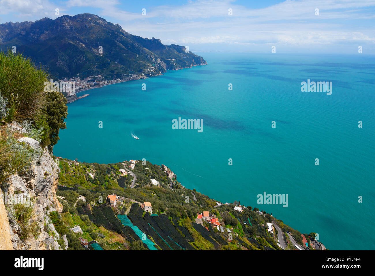 Ravello ist hoch über der Amalfiküste im Süden Italiens. Die Villa Cimbrone verdankt seinen Charme auf die außerordentliche Schönheit des Ortes und die Aussicht Stockfoto
