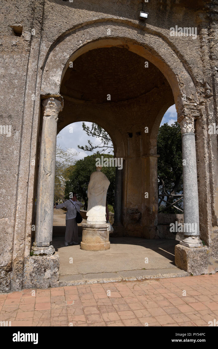 Ravello ist hoch über der Amalfiküste im Süden Italiens. Die Villa Cimbrone verdankt seinen Charme auf die außerordentliche Schönheit des Ortes und die Aussicht Stockfoto