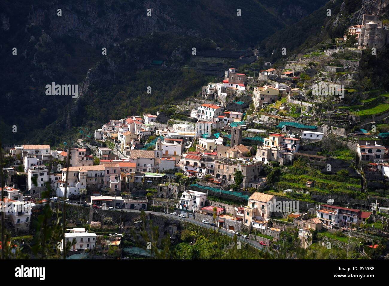 Ravello ist hoch über der Amalfiküste im Süden Italiens. Die Villa Cimbrone verdankt seinen Charme auf die außerordentliche Schönheit des Ortes und die Aussicht Stockfoto