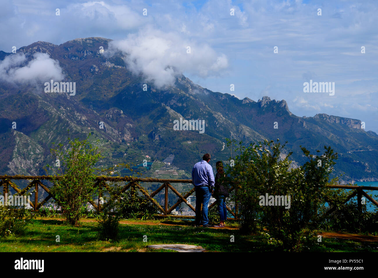 Ravello ist hoch über der Amalfiküste im Süden Italiens. Die Villa Cimbrone verdankt seinen Charme auf die außerordentliche Schönheit des Ortes und die Aussicht Stockfoto