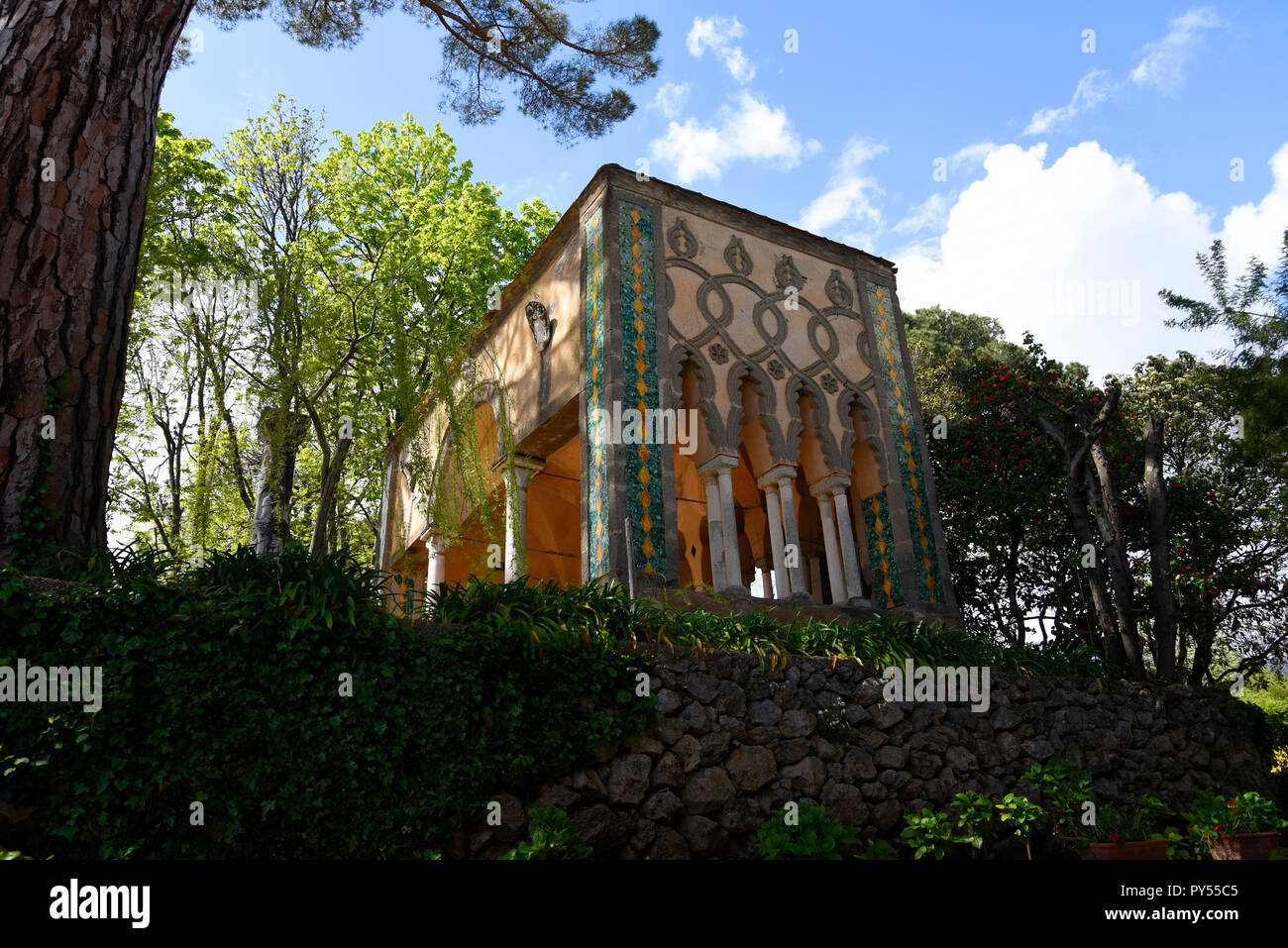 Ravello ist hoch über der Amalfiküste im Süden Italiens. Die Villa Cimbrone verdankt seinen Charme auf die außerordentliche Schönheit des Ortes und die Aussicht Stockfoto