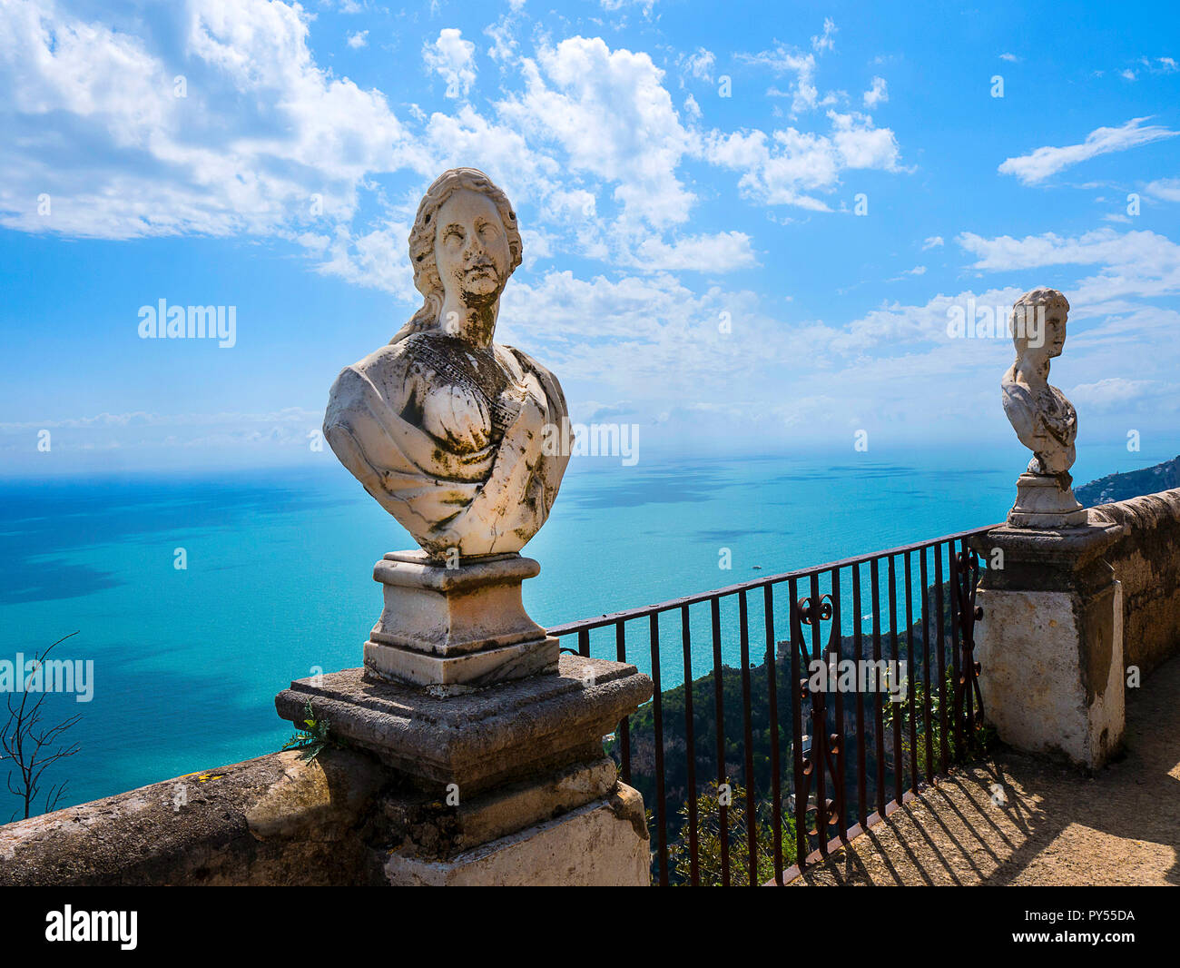 Ravello ist hoch über der Amalfiküste im Süden Italiens. Die Villa Cimbrone verdankt seinen Charme auf die außerordentliche Schönheit des Ortes und die Aussicht Stockfoto
