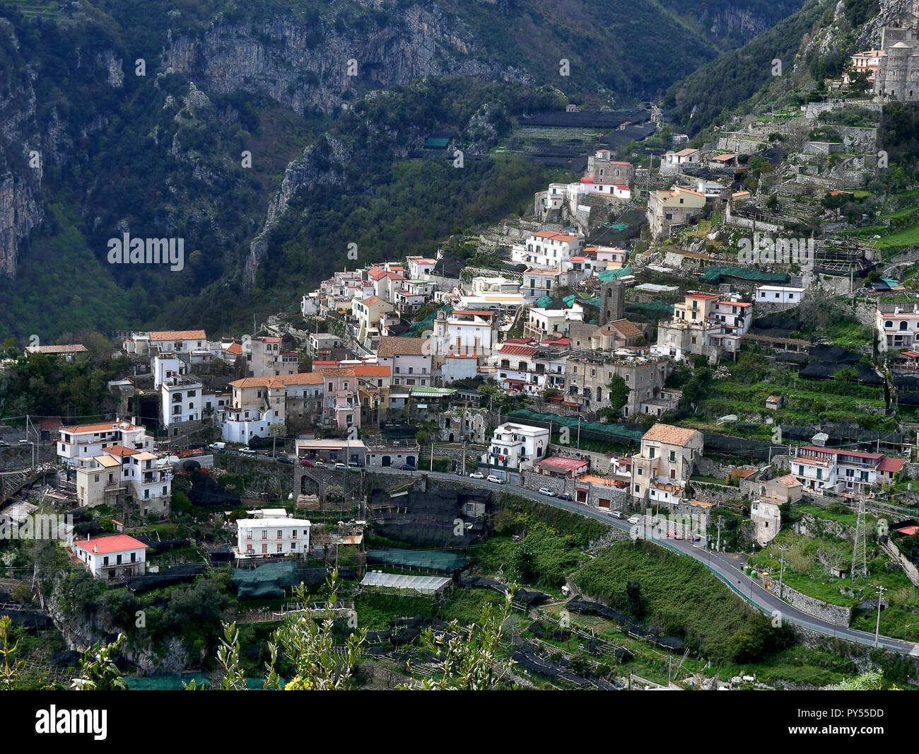 Ravello ist hoch über der Amalfiküste im Süden Italiens. Die Villa Cimbrone verdankt seinen Charme auf die außerordentliche Schönheit des Ortes und die Aussicht Stockfoto