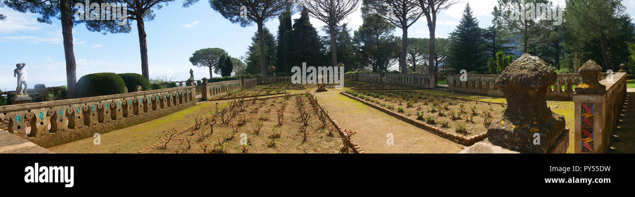 Ravello ist hoch über der Amalfiküste im Süden Italiens. Die Villa Cimbrone verdankt seinen Charme auf die außerordentliche Schönheit des Ortes und die Aussicht Stockfoto