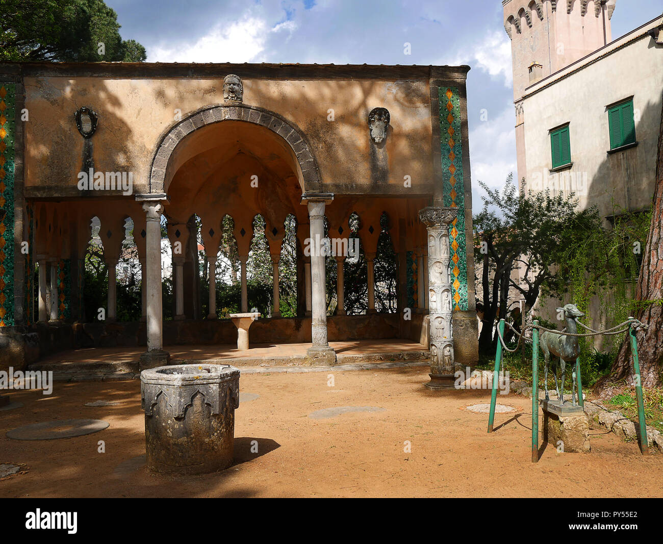 Ravello ist hoch über der Amalfiküste im Süden Italiens. Die Villa Cimbrone verdankt seinen Charme auf die außerordentliche Schönheit des Ortes und die Aussicht Stockfoto