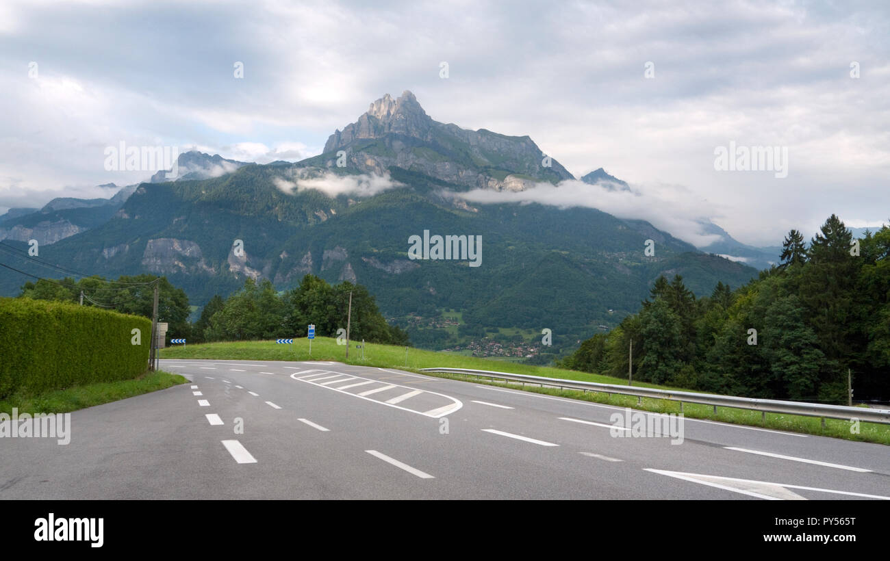 Berglandschaft entlang der Route de Sallanches, in der Nähe von Mont Blanc, Combloux, Frankreich Stockfoto