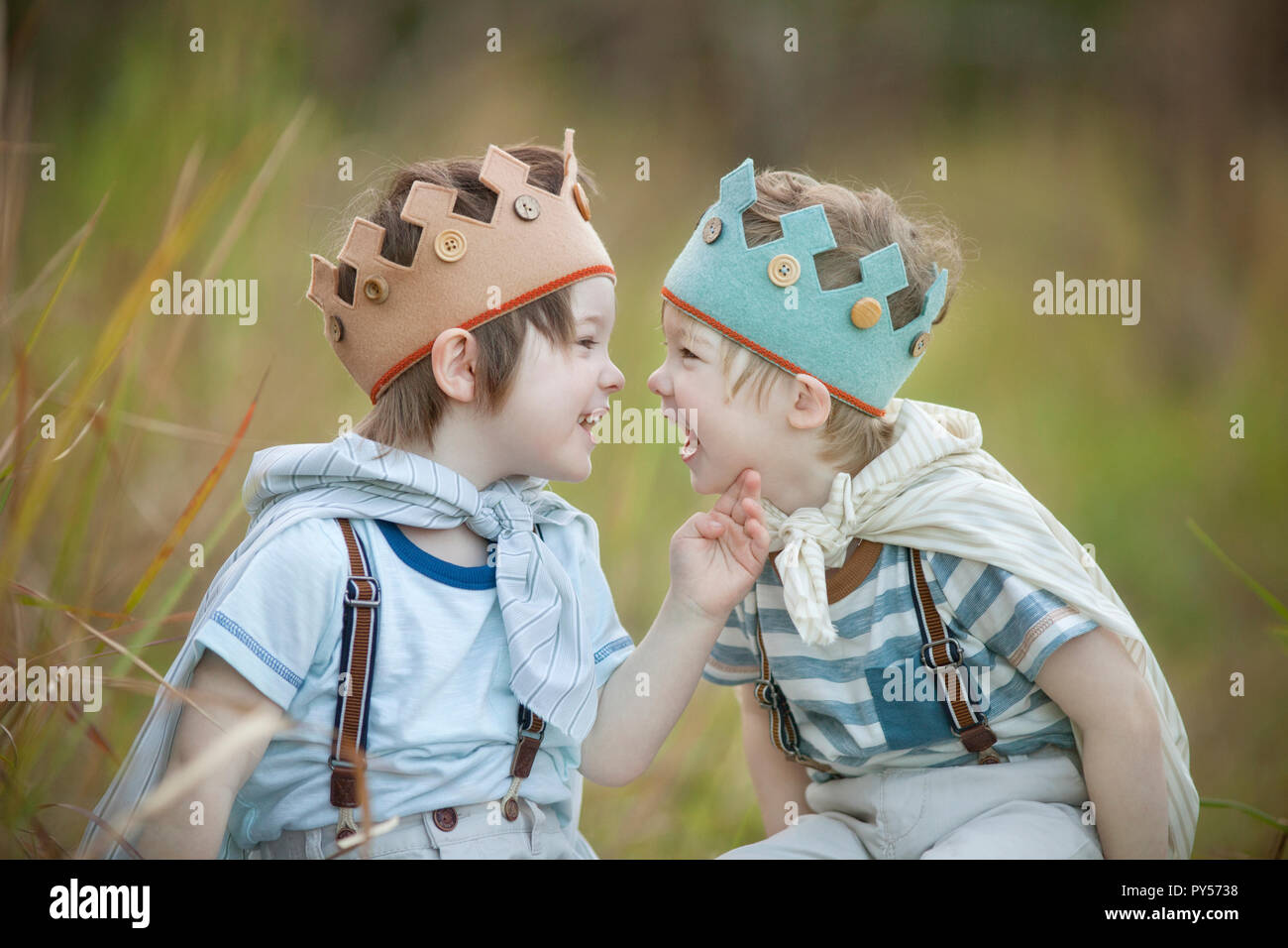 2 Jungs, im Feld, als Könige gekleidet. Stockfoto