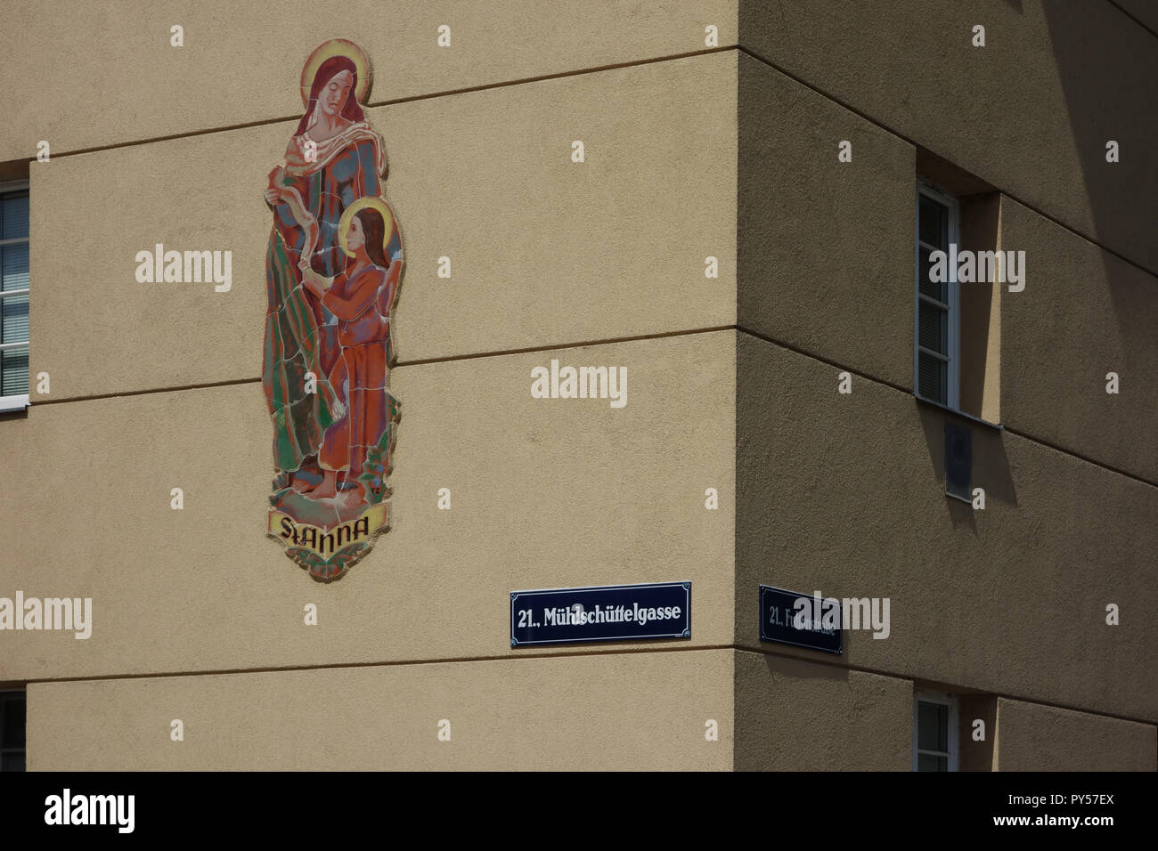 Wien, Gemeindebau der Zwischenkriegszeit, ehemaliges Familienasyl St. Anna, Mühlschüttelgasse 55 - 57, Engelbert Mang 1936 Stockfoto