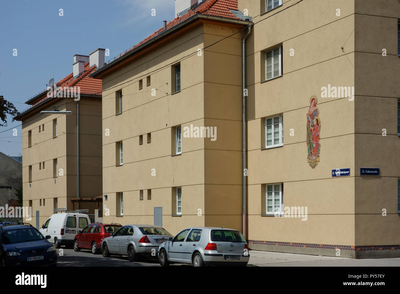 Wien, Gemeindebau der Zwischenkriegszeit, ehemaliges Familienasyl St. Anna, Mühlschüttelgasse 55 - 57, Engelbert Mang 1936 Stockfoto