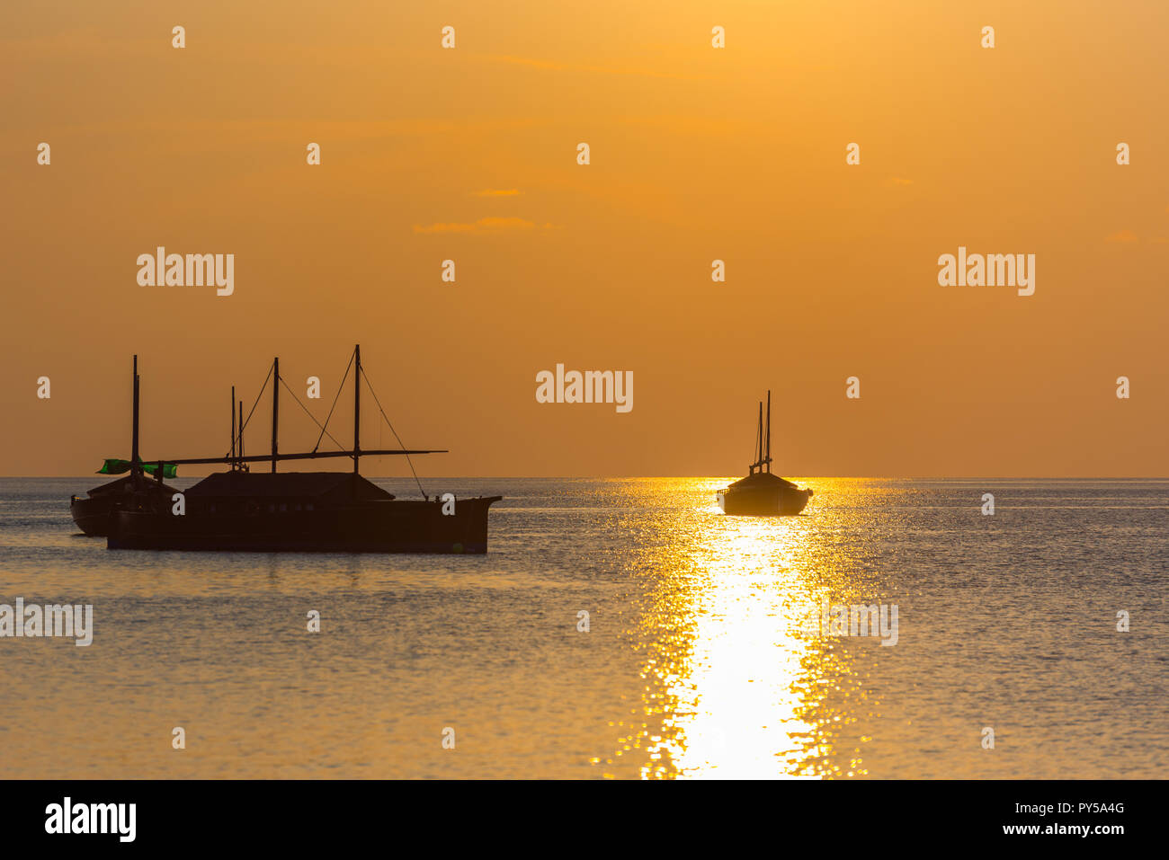 Boote auf dem Sunset Hintergrund, Malediven. Kopieren Sie Platz für Text Stockfoto
