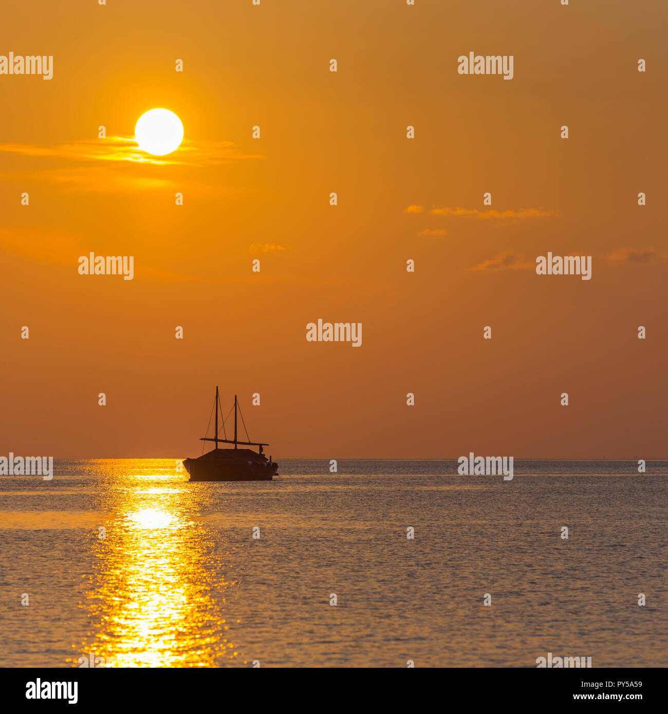 Boot auf dem Sunset Hintergrund, Malediven. Kopieren Sie Platz für Text Stockfoto