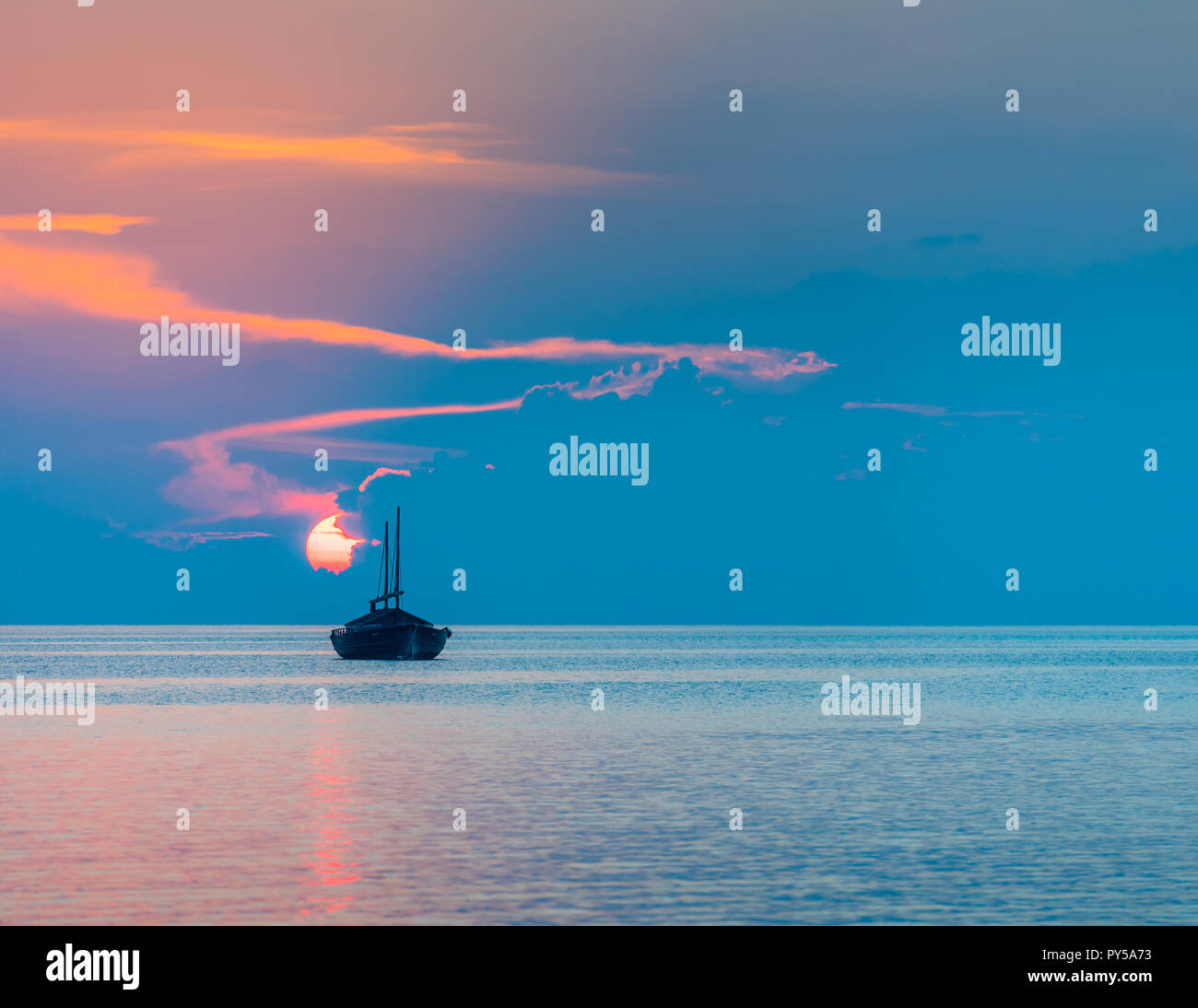 Boot auf dem Sunset Hintergrund, Malediven. Kopieren Sie Platz für Text Stockfoto