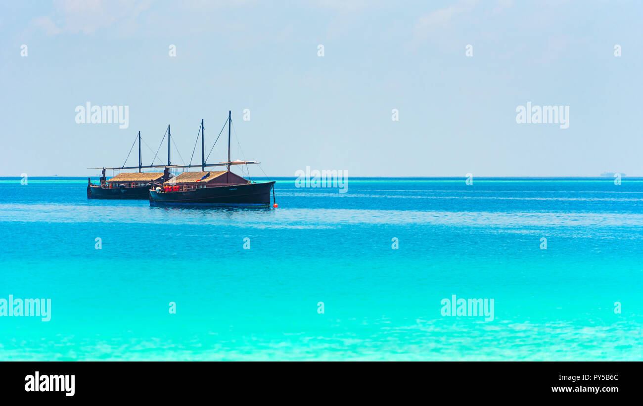 Boote vor der Küste der Insel, Malediven. Kopieren Sie Platz für Text Stockfoto