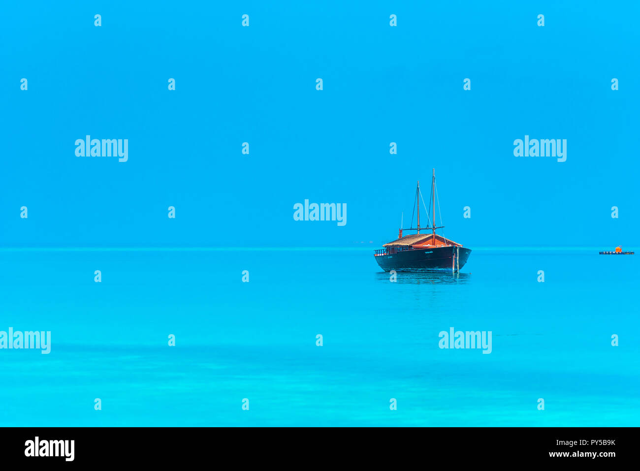 Boot vor der Küste der Insel, Malediven. Kopieren Sie Platz für Text Stockfoto