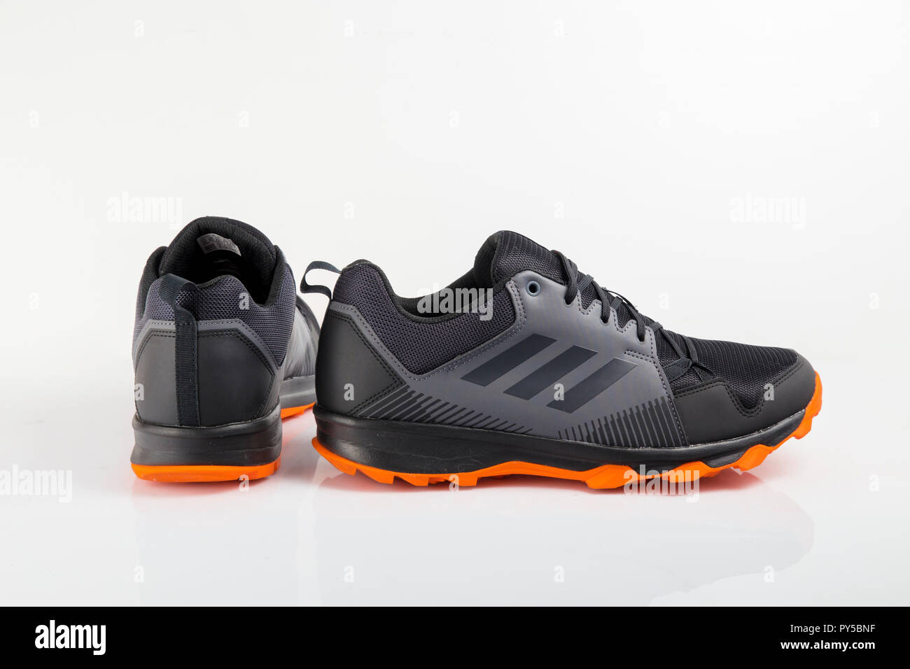Afife, Portugal - Oktober 24, 2018: adidas Running Schuhe. Adidas, multinationales Unternehmen. Auf weiß isoliert. Produkt Fotos Stockfoto