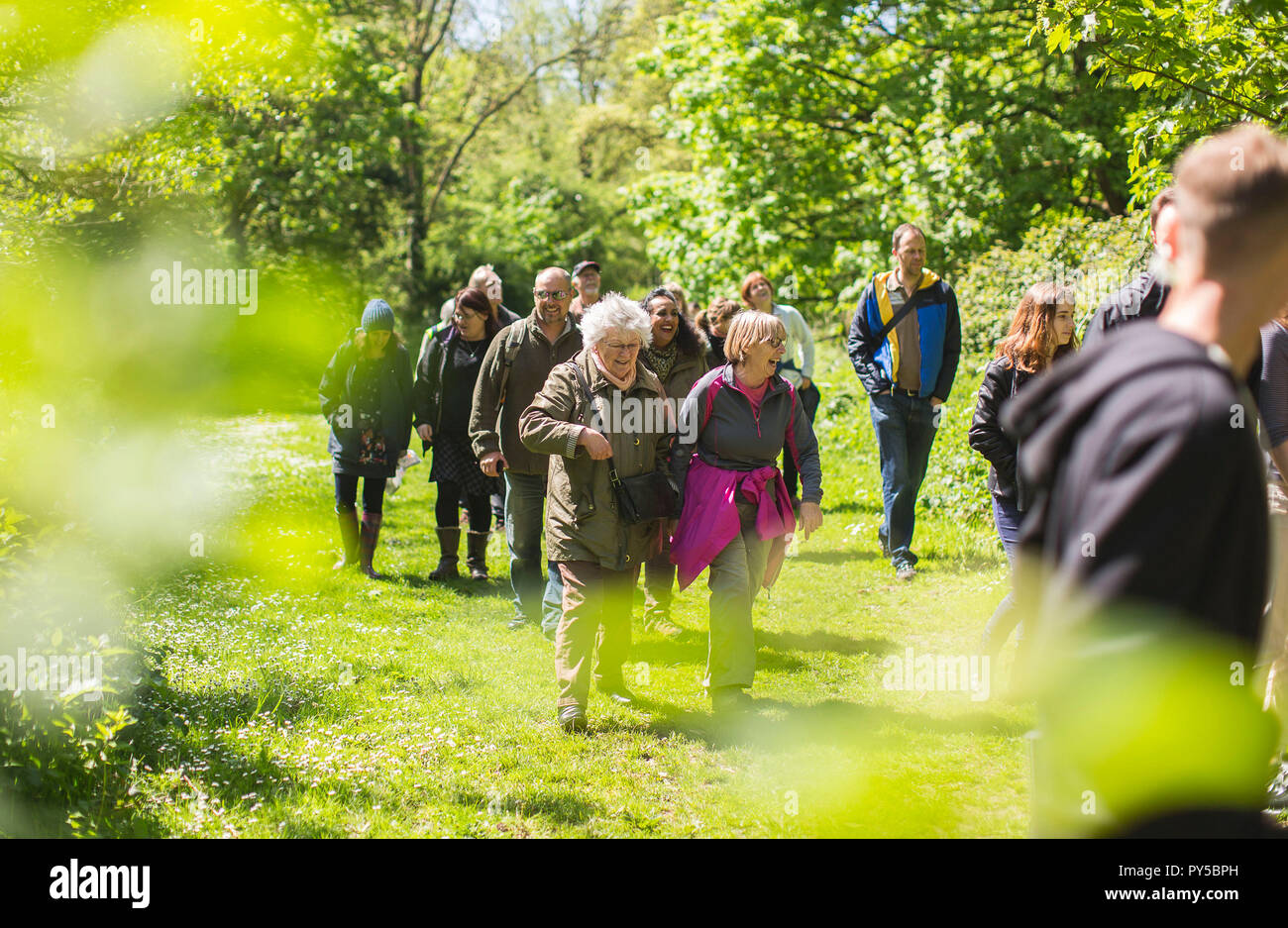 Eine Gruppe von Menschen die Teilnahme an einem Workshop auf der Nahrungssuche Blaise Castle Estate, Bristol, UK, als Teil der Food Connection Festival. Stockfoto