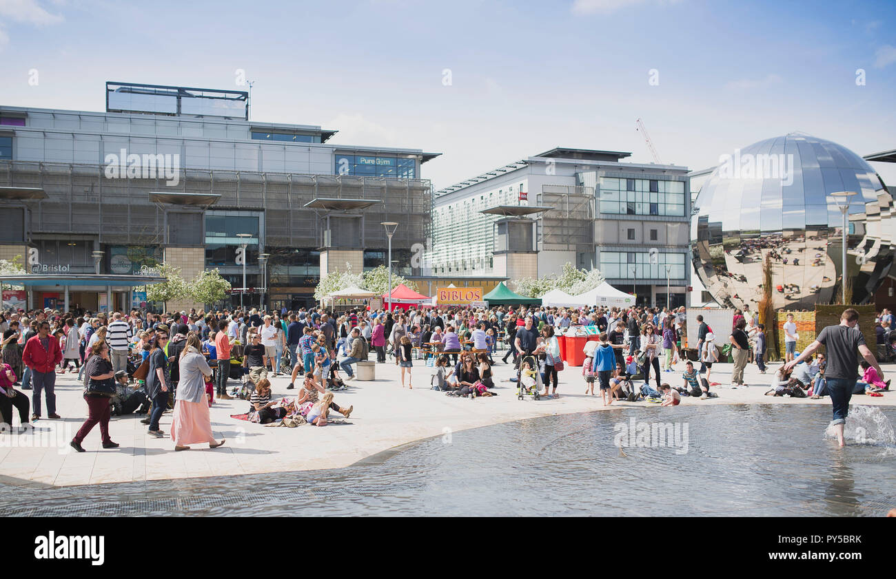 Leute gehen herum Essensstände in Millennium Square während der Verbindungen Festival, Bristol. Stockfoto