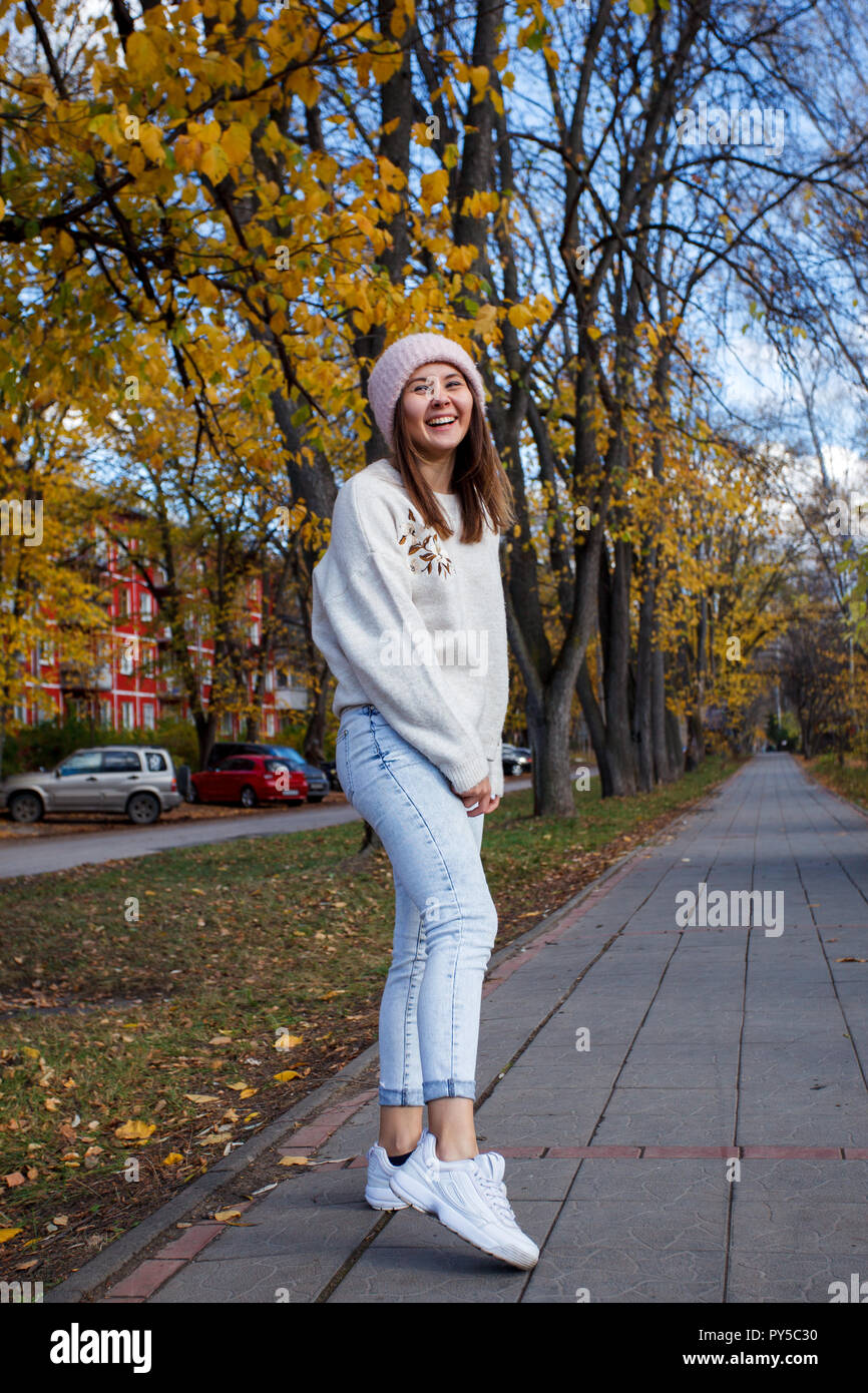 Herbst Porträt der glücklichen Mädchen auf einem Spaziergang, Herbst  Jahreszeit Outfit. Funny Girl in der Stadt im Herbst Stockfotografie - Alamy