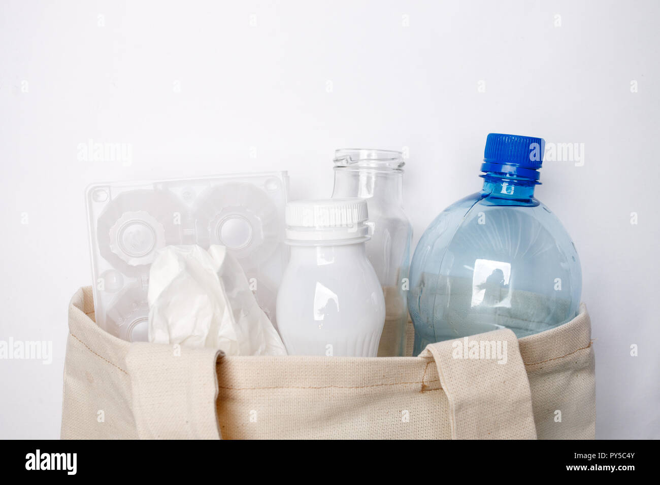 Zusammensetzung mit Eco tissyue Beutel, Papier, verwendet, für Eier, Verpackungen, Kunststoff, Glas, für das Recycling vorbereitet. Verringern, Wiederverwenden und Recyceln Konzept. Flach Stockfoto