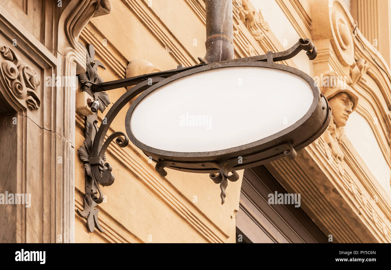 Leere old style Store anmelden mit Kopie Raum für Mockup hängend an einem Renaissance-gebäude Stockfoto