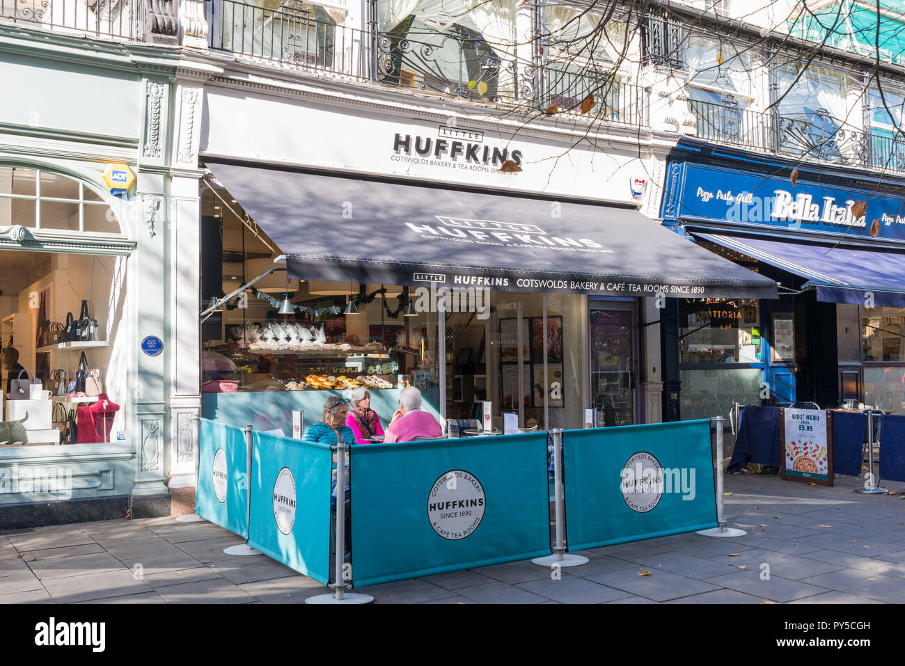 Die Leute draußen sitzen Huffkins Bäckerei und Cafe Promenade, Cheltenham, Gloucestershire im Herbst Sonnenschein Stockfoto