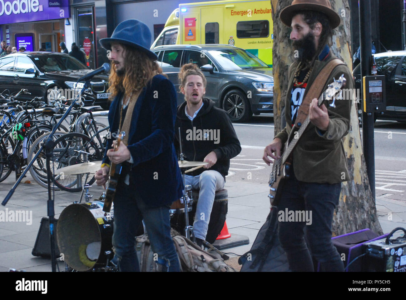 Donnerstag 3:00 Uhr Brixton High Street, London, te Musik in den Herzen von brixton London Straßenkünstler Rudy Warman und die schweren Wetter Stockfoto