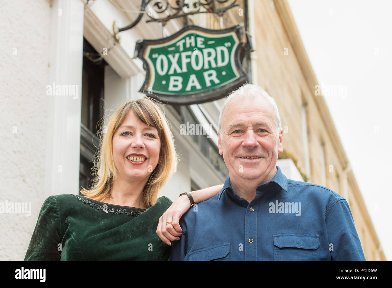 Harry Cullen Vermieter der Oxford Bar auf Junge St (Rebus) verkauft und bardame Kirsty hofft, den Ort zu kaufen. Stockfoto