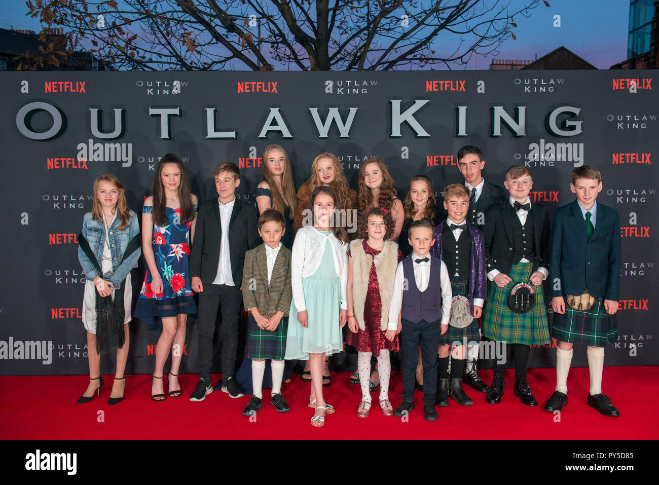 Josie O'Brien (rote Schleifen), und die jungen Darsteller Stockfoto