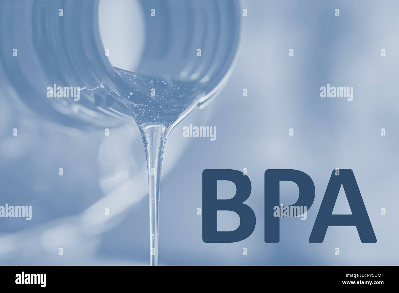 Plastikflasche und Liquid stream. Bisphenol, Text, BPA-freie Kunststoff Foto Stockfoto