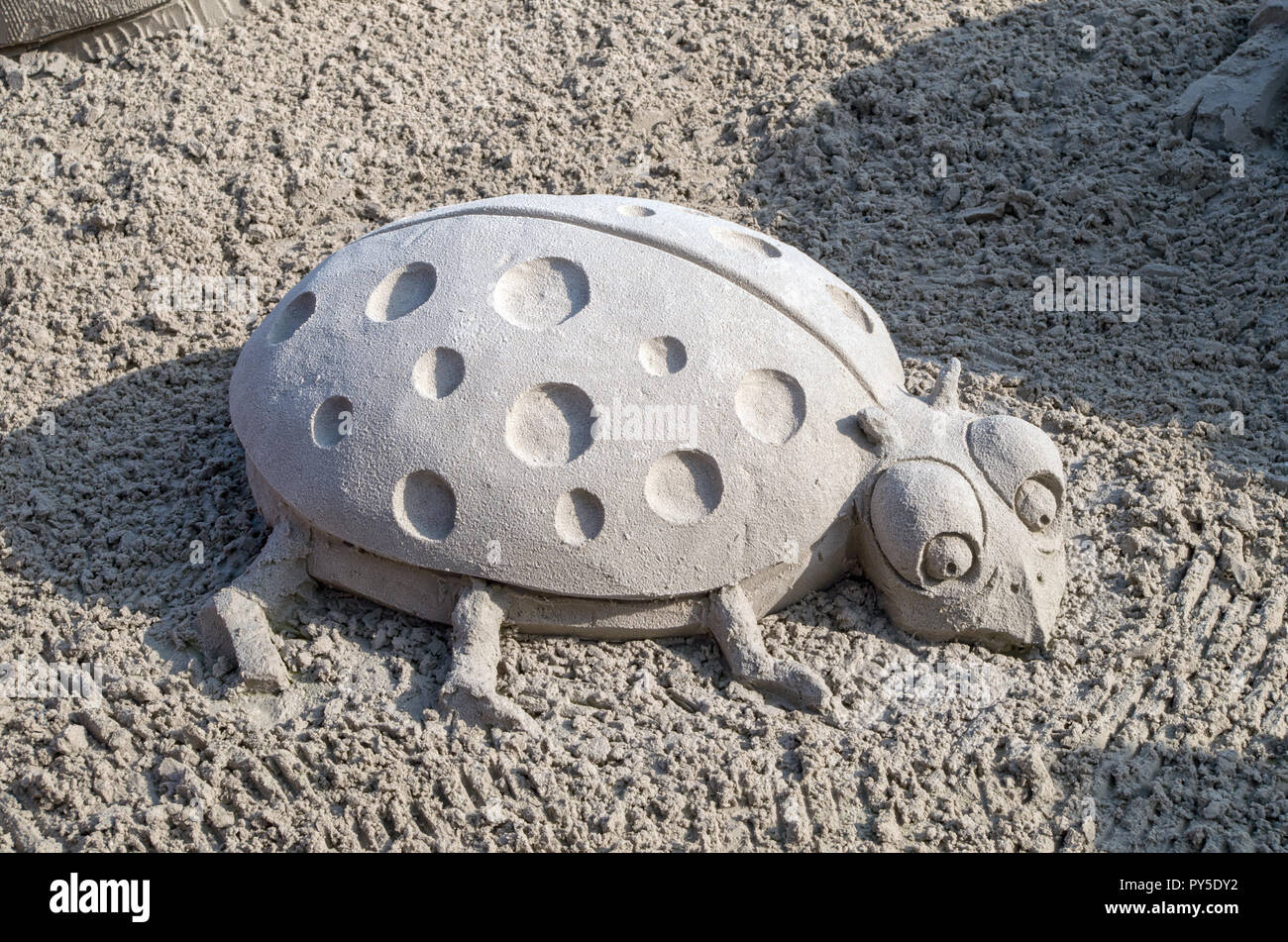 Sand Skulptur eines Marienkäfer am Strand am 2015 Texas Sandfest. Port Aransas, Texas USA. Stockfoto