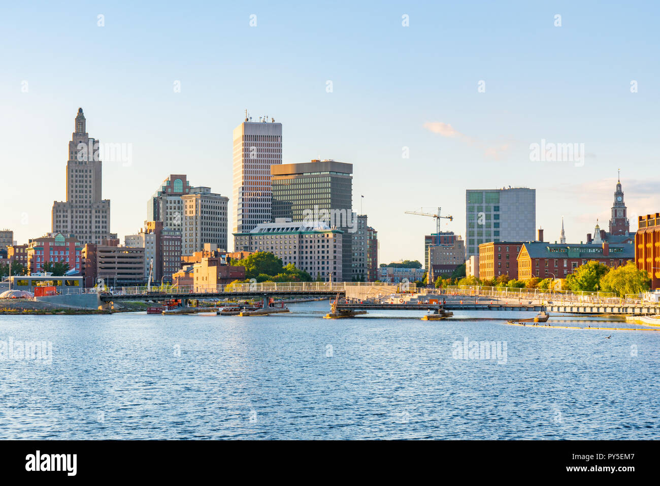 PROVIDENCE, RI - September 29, 2018: Skyline von Providence, Rhode Island, bei Sonnenuntergang entlang der Vorsehung Fluss Stockfoto