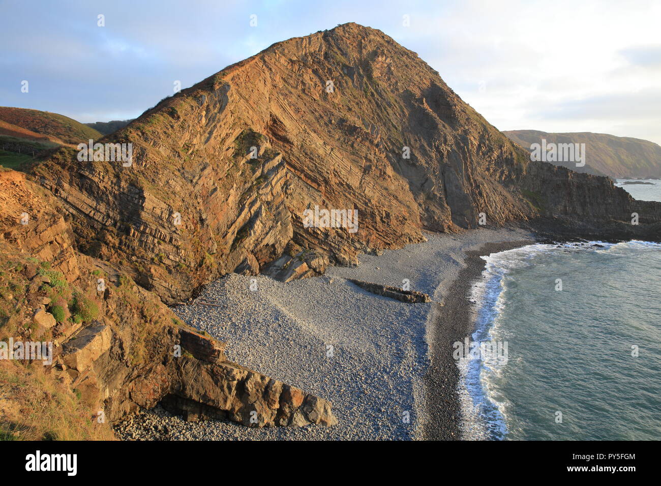 Steiniger Strand, südlich von Hartland Quay, North Devon, England, Großbritannien Stockfoto