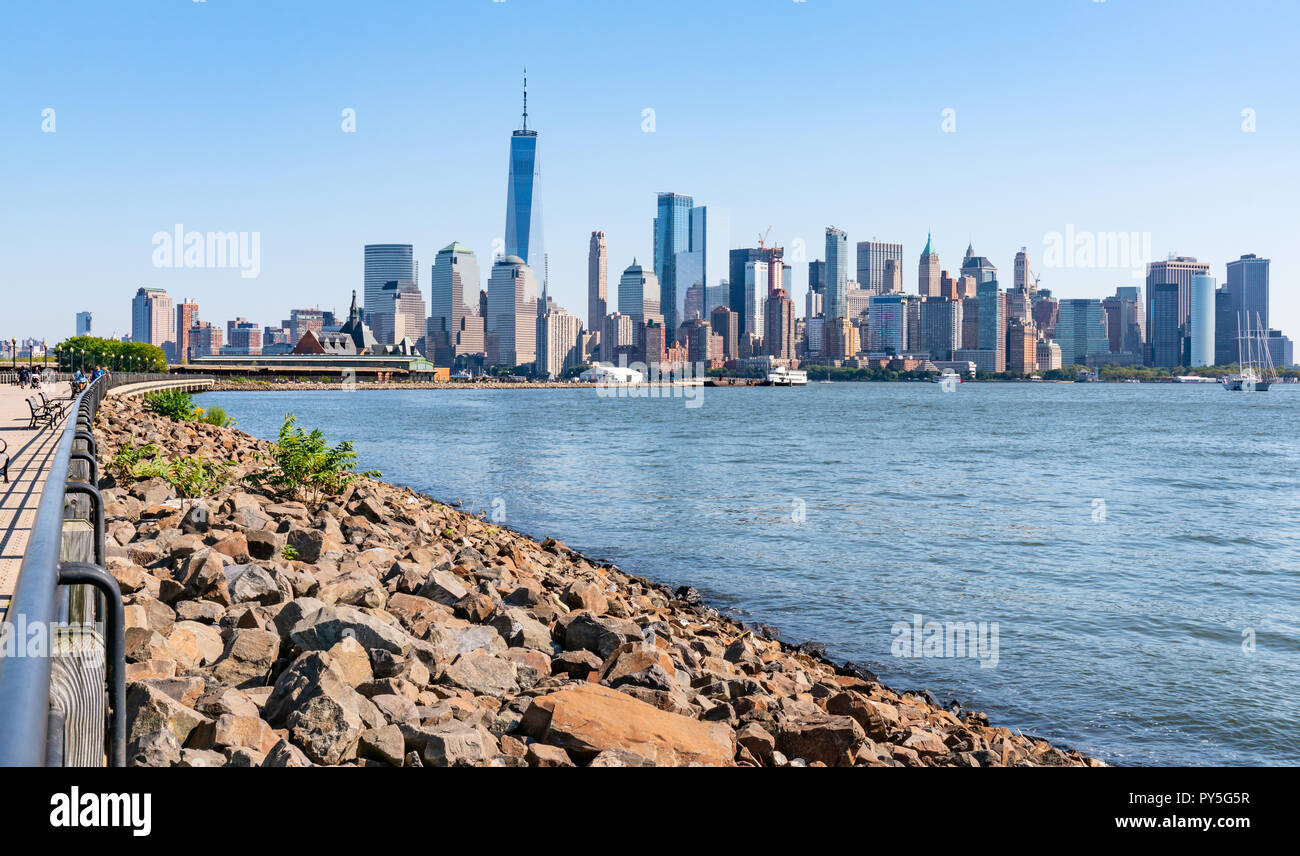 JERSEY CITY, NJ - 29. SEPTEMBER 2018: die Skyline von Manhattan, New York entlang Pfad in Liberty State Park Stockfoto